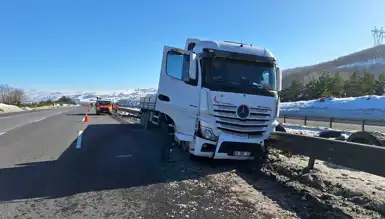Otoyolda TIR Kazası: Bariyerlere Çarptı, Yaralanma Yok