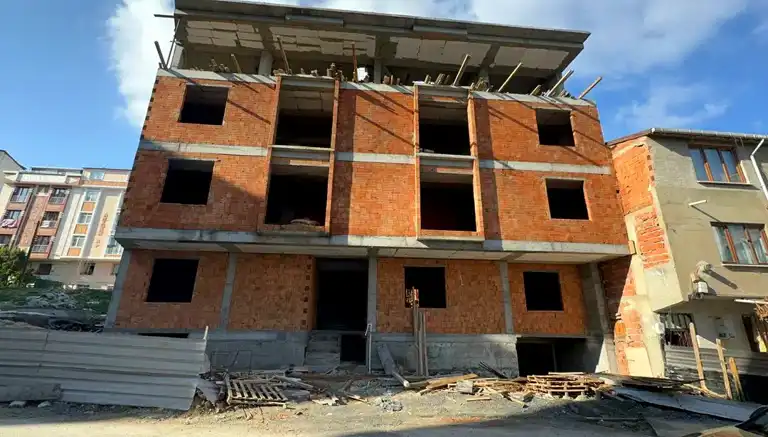 İnşaattan Düşme: İşçi Ağır Yaralı