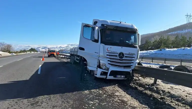 Otoyolda TIR Kazası: Bariyerlere Çarptı, Yaralanma Yok